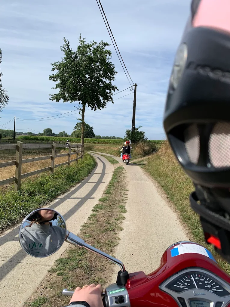 Vespa op een rustige landweg in het Hageland
