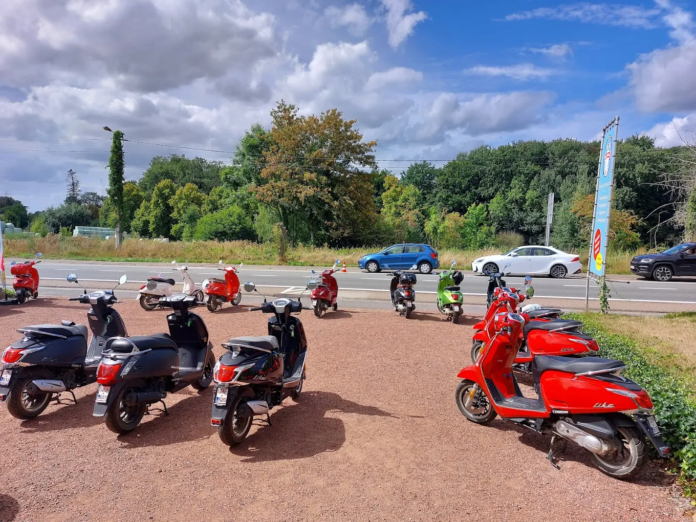 Groep op scooters klaar voor vertrek