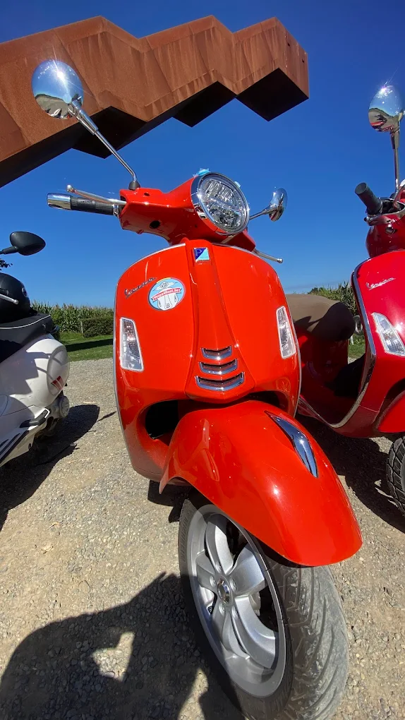 Vintage Vespa op een Belgische kasseiweg bij zonsondergang