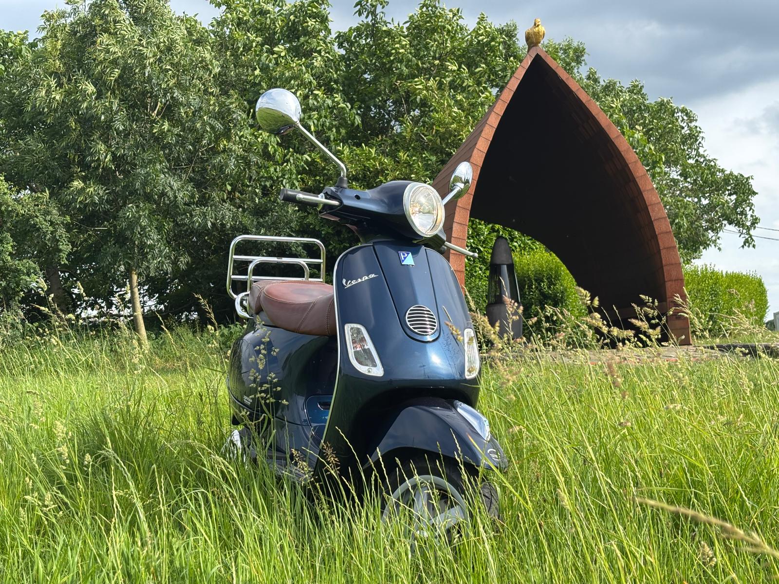 Vespa bij de Vlooybergtoren in het Hageland